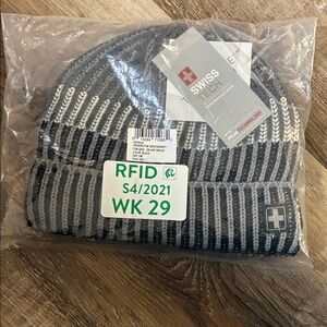 NWT knit hat Swiss tech size S/M